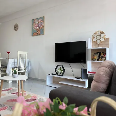 Between Sea And Town Apartment *