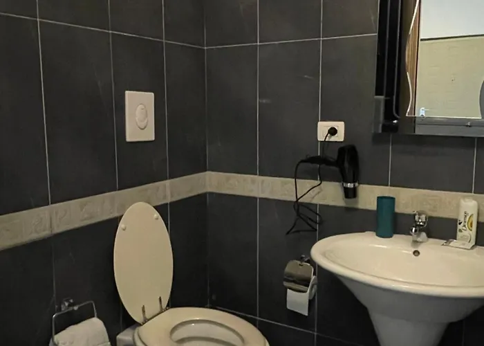 Between Sea And Town דירה