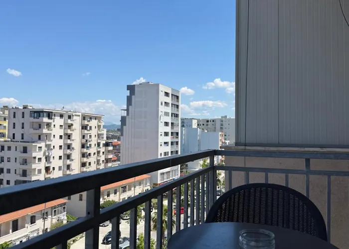 Between Sea And Town * דורס