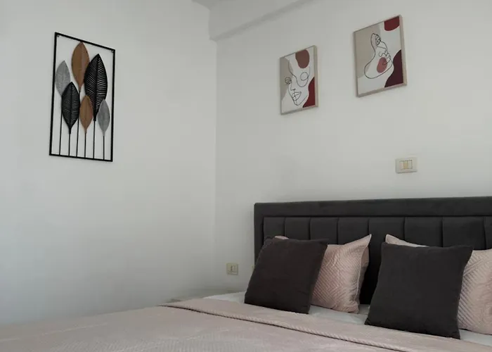 Between Sea And Town דירה