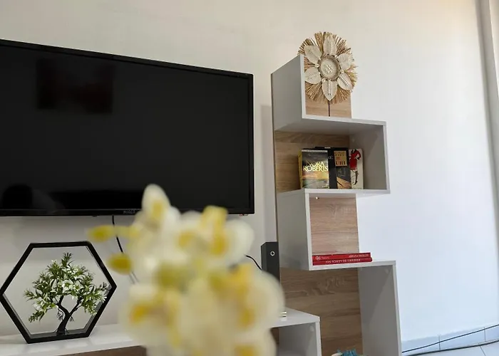 Between Sea And Town דירה *